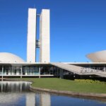 Senado dá aval a piso de R$ 13,6 mil para médicos e dentistas e acende alerta no governo