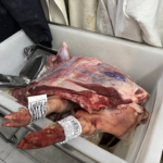 Fiscalização em supermercado de Duque de Caxias apreende quase 1 tonelada de alimentos