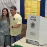 Flávio Bolsonaro vota com a mulher em Vila Isabel