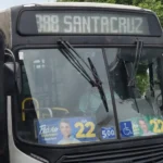 Vereadora denuncia ônibus com adesivos de Flávio Bolsonaro na Zona Oeste do Rio
